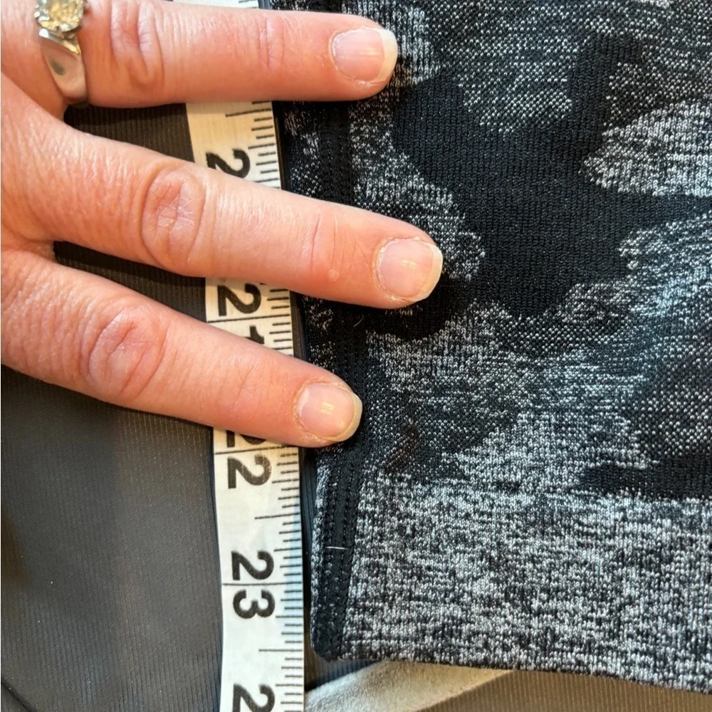 Gymshark  Camo seamless Leggings small EUC - Picture 6 of 6